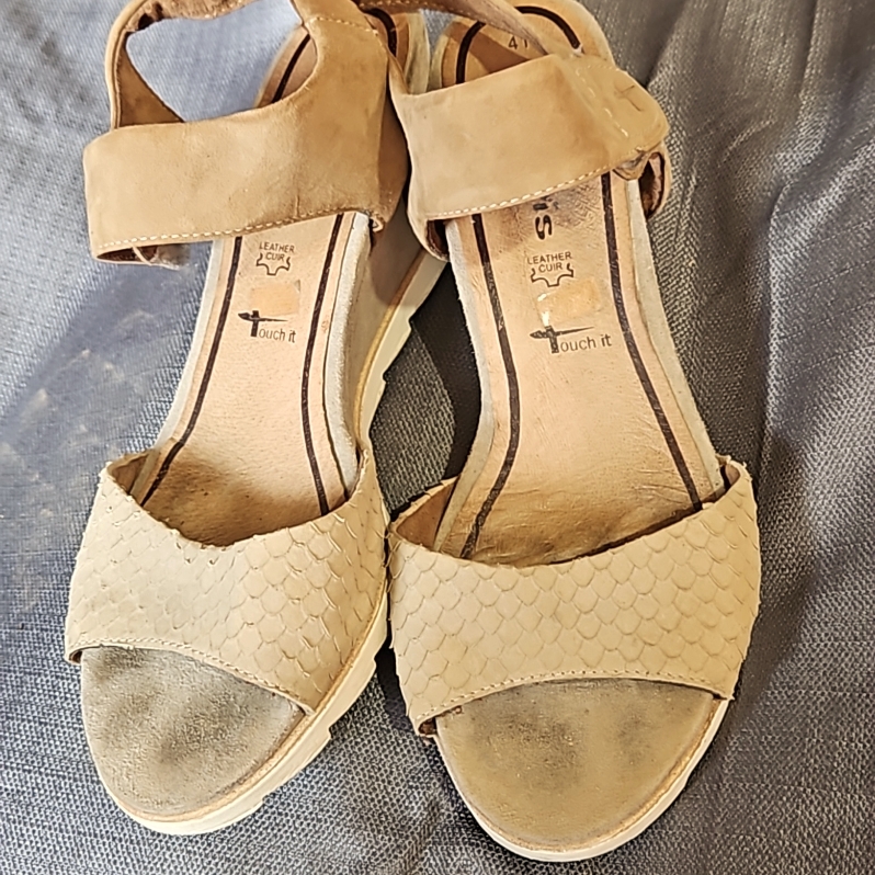 Tamaris Size 9.5 Wedge Adorable Sandals